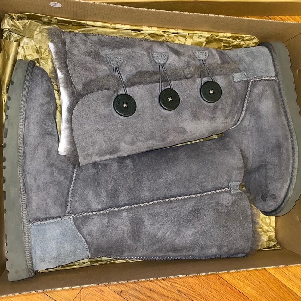 BARELY WORN UGG boots w/ box